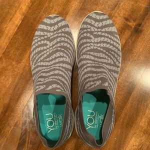 Comfort walking shoes